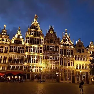 Pensión Baan Siam, Brujas